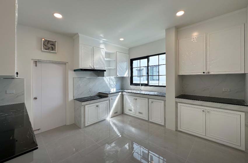 House with Shared Pool in Bangnatrad 